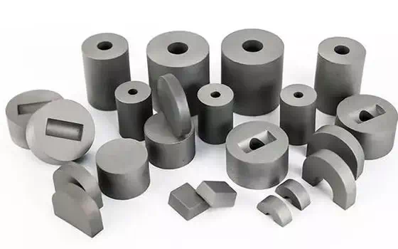 What is carbide wear-resistant plate?