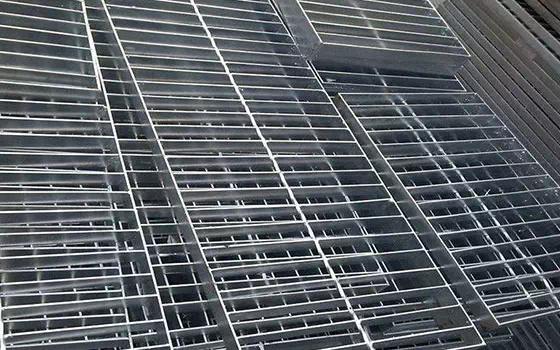 What kind of paint is used to spray paint galvanized sheet?